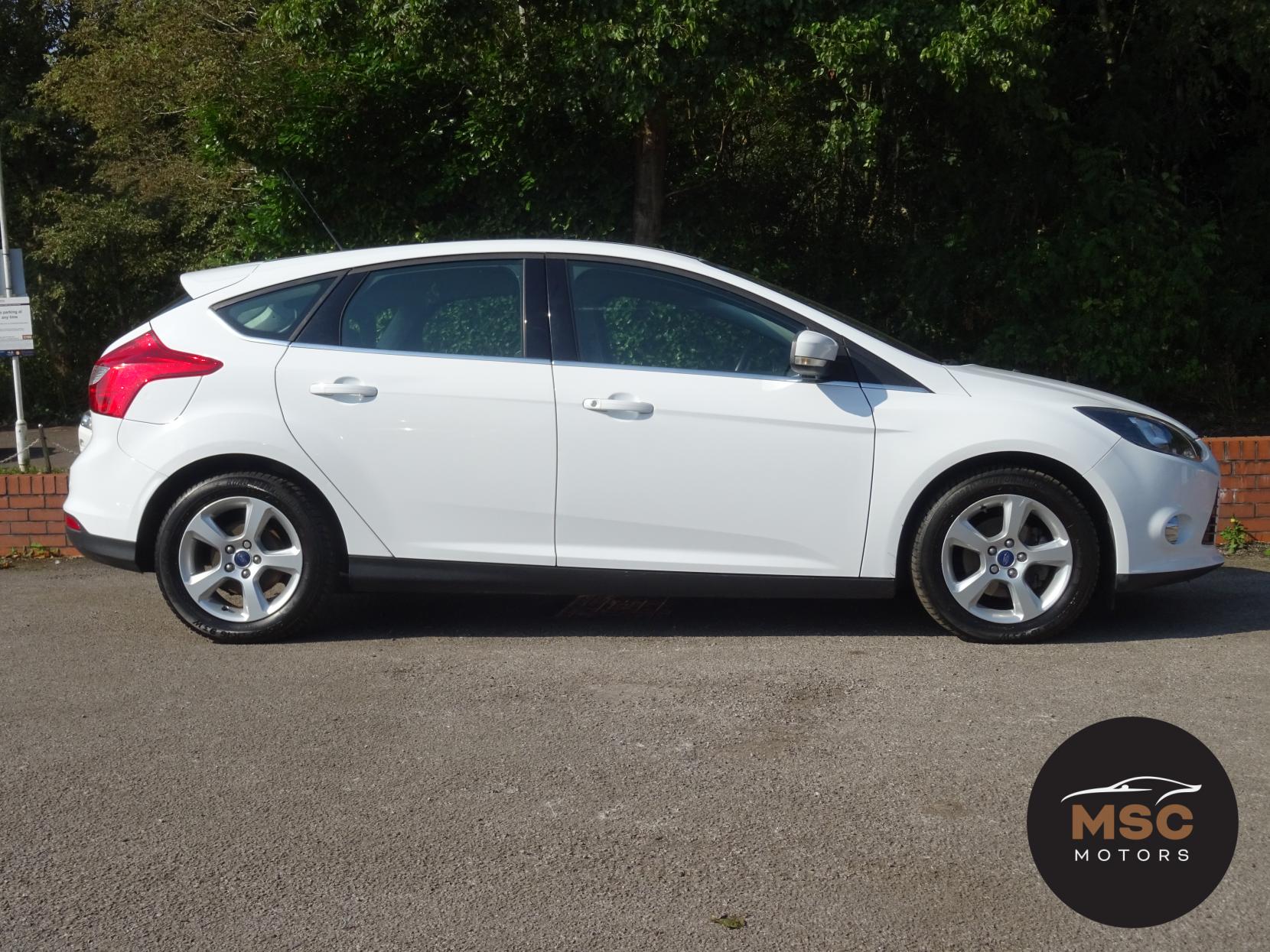 Ford Focus 1.0T EcoBoost Zetec Navigator Hatchback 5dr Petrol Manual Euro 5 (s/s) (125 ps)