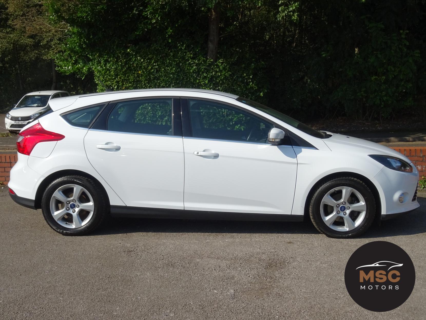 Ford Focus 1.0T EcoBoost Zetec Navigator Hatchback 5dr Petrol Manual Euro 5 (s/s) (125 ps)